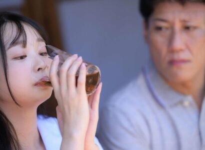 phim sex gái xinh vietsub Khi phát hiện ra rằng cháu gái của mình có một người đàn ông, chú nhanh chóng uống thuốc kích dục và tiến hành tình dục.