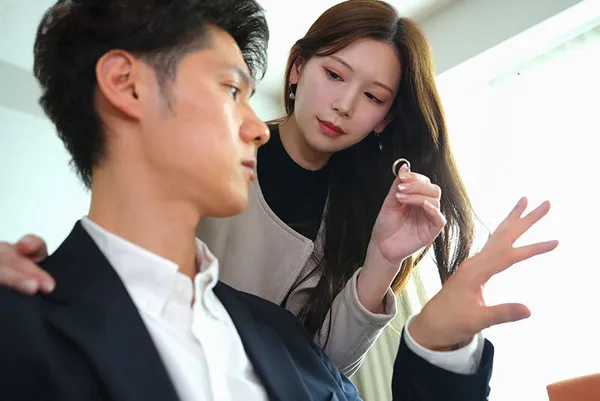 con trai bóp vú con gái Bà xã đi đi chơi, ông xã ở nhà bị nhỏ em bà xã gạ làm tình không trượt phát nào