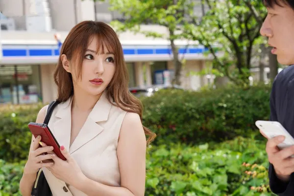 cliphot.cc Lên tinder tìm người hẹn hò thì gặp phải chị quản lý xinh đẹp thiếu thốn ở công ty